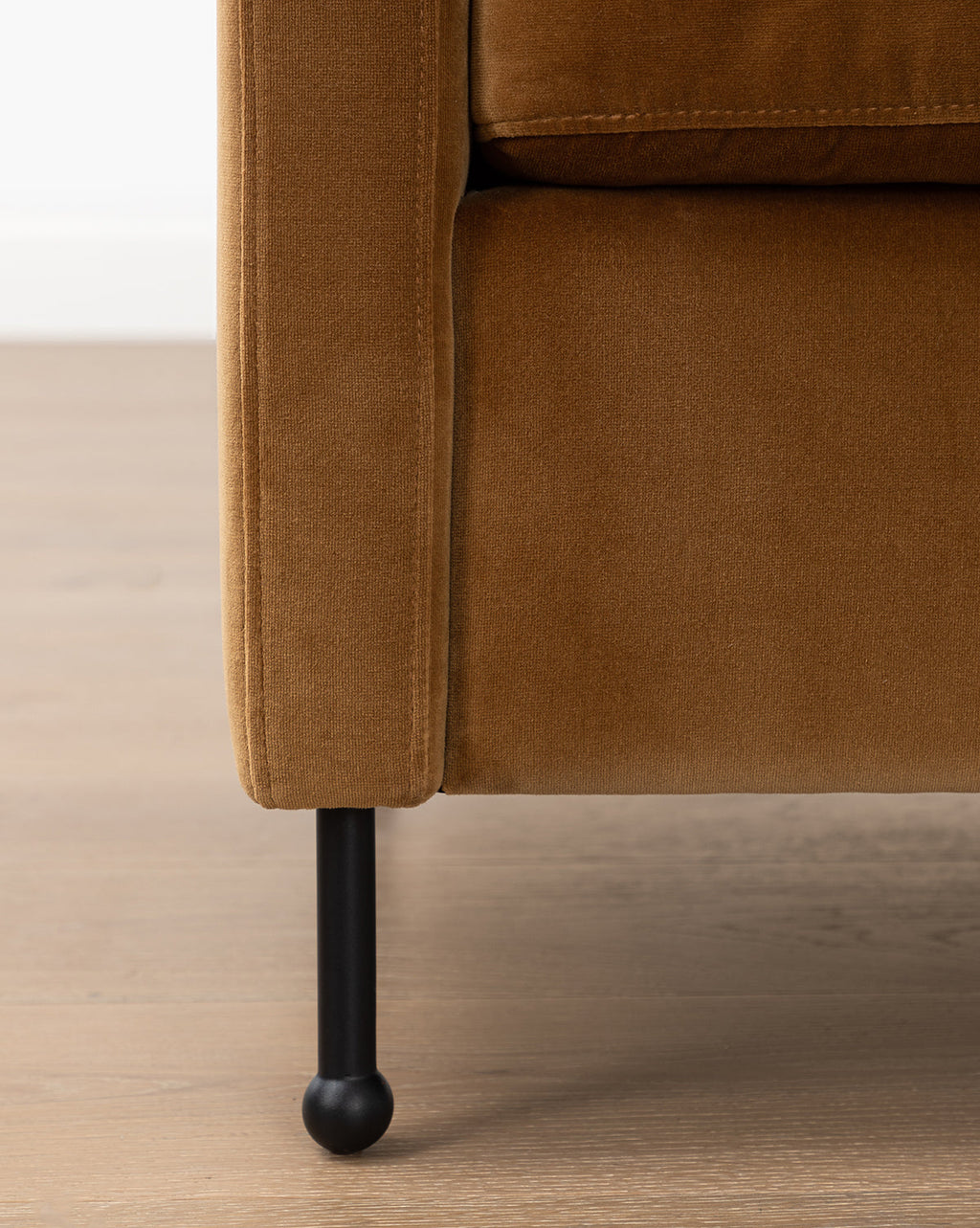 Fauteuil de salon contemporain en tissu, avec pieds en fer et accoudoirs crantés, pour le salon