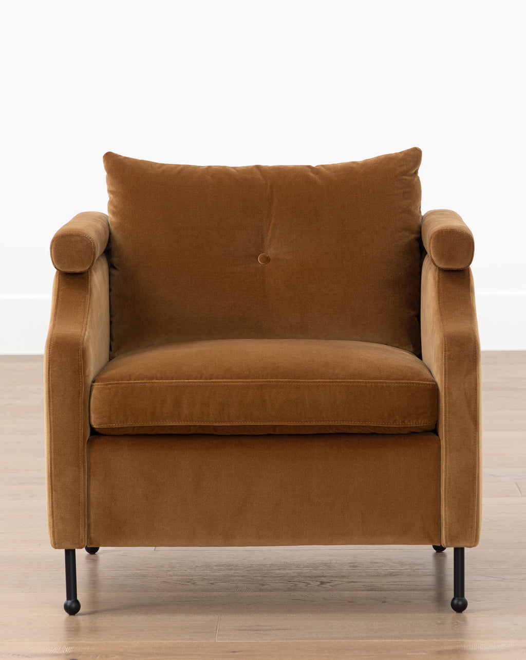 Fauteuil de salon contemporain en tissu, avec pieds en fer et accoudoirs crantés, pour le salon