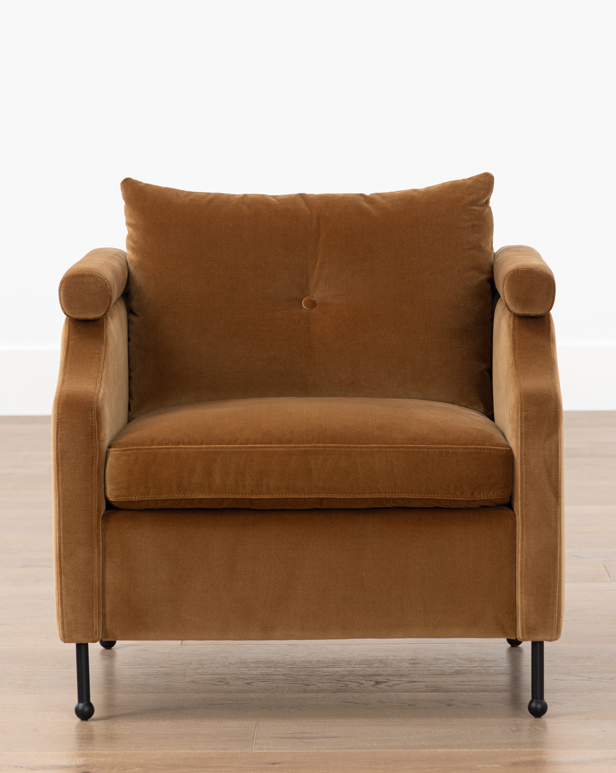 Fauteuil de salon contemporain en tissu, avec pieds en fer et accoudoirs crantés, pour le salon