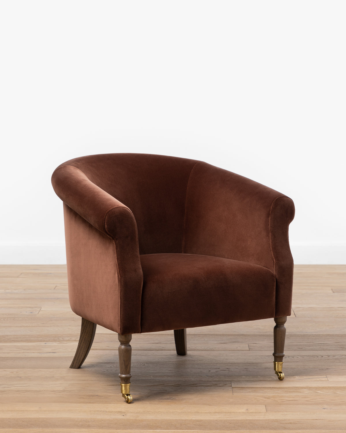 Fauteuil de salon rembourré traditionnel avec éléments incurvés pour le salon