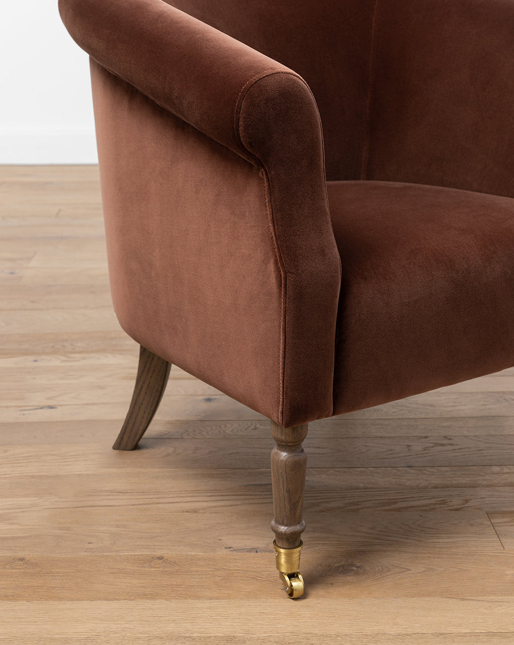 Fauteuil de salon rembourré traditionnel avec éléments incurvés pour le salon