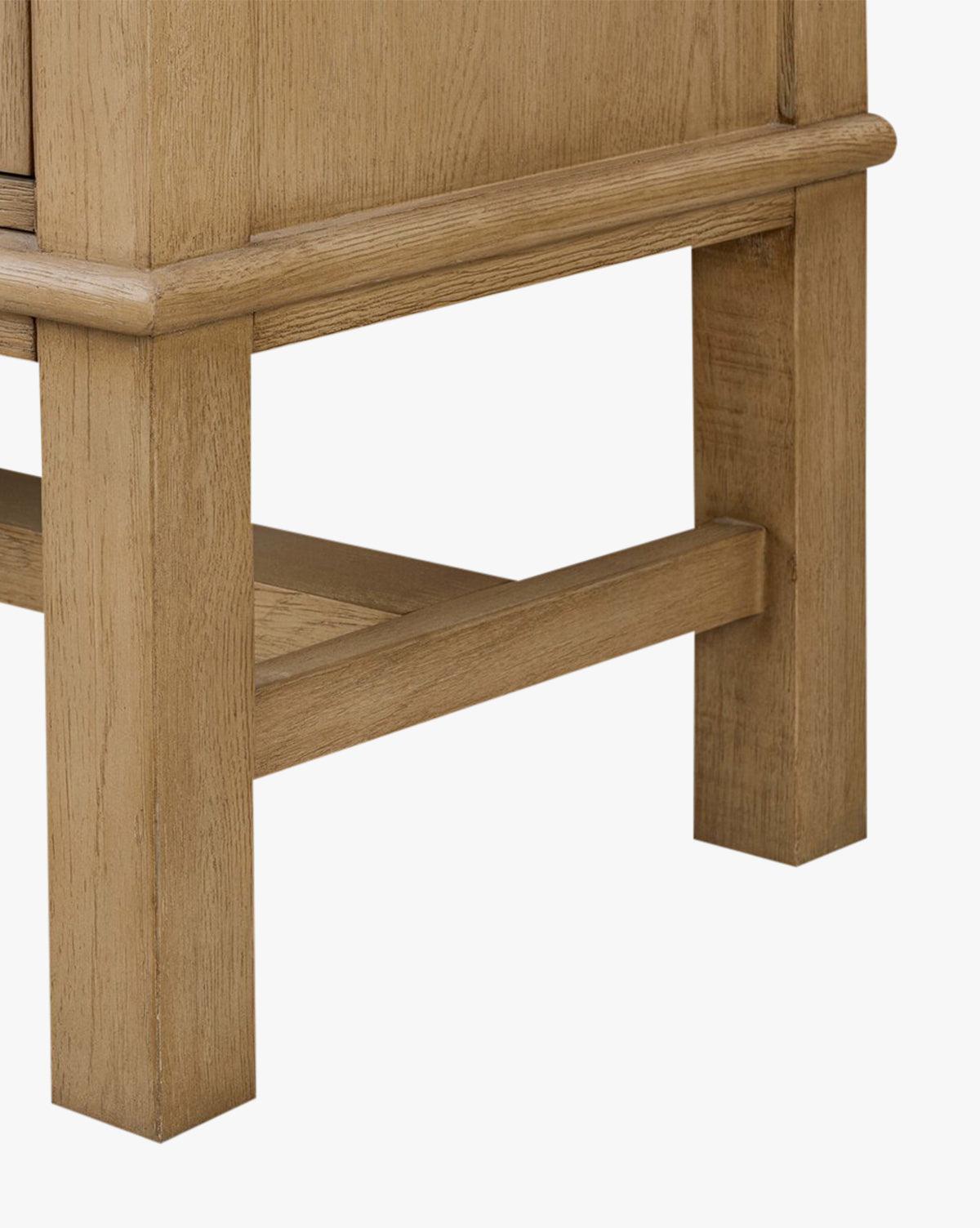 Buffet moderne en bois avec lignes épurées et grand rangement pour salon