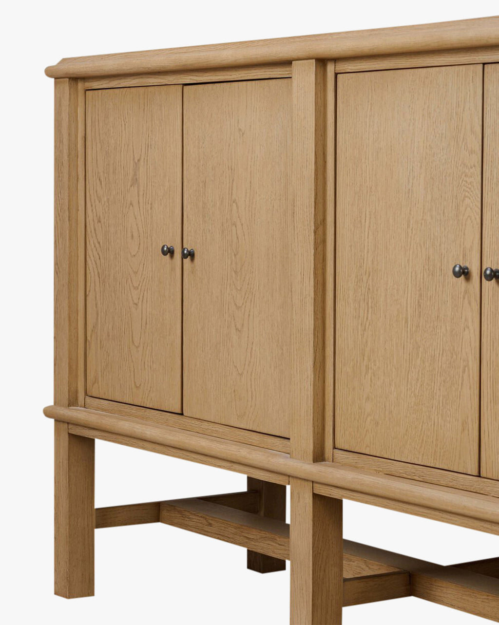 Buffet moderne en bois avec lignes épurées et grand rangement pour salon