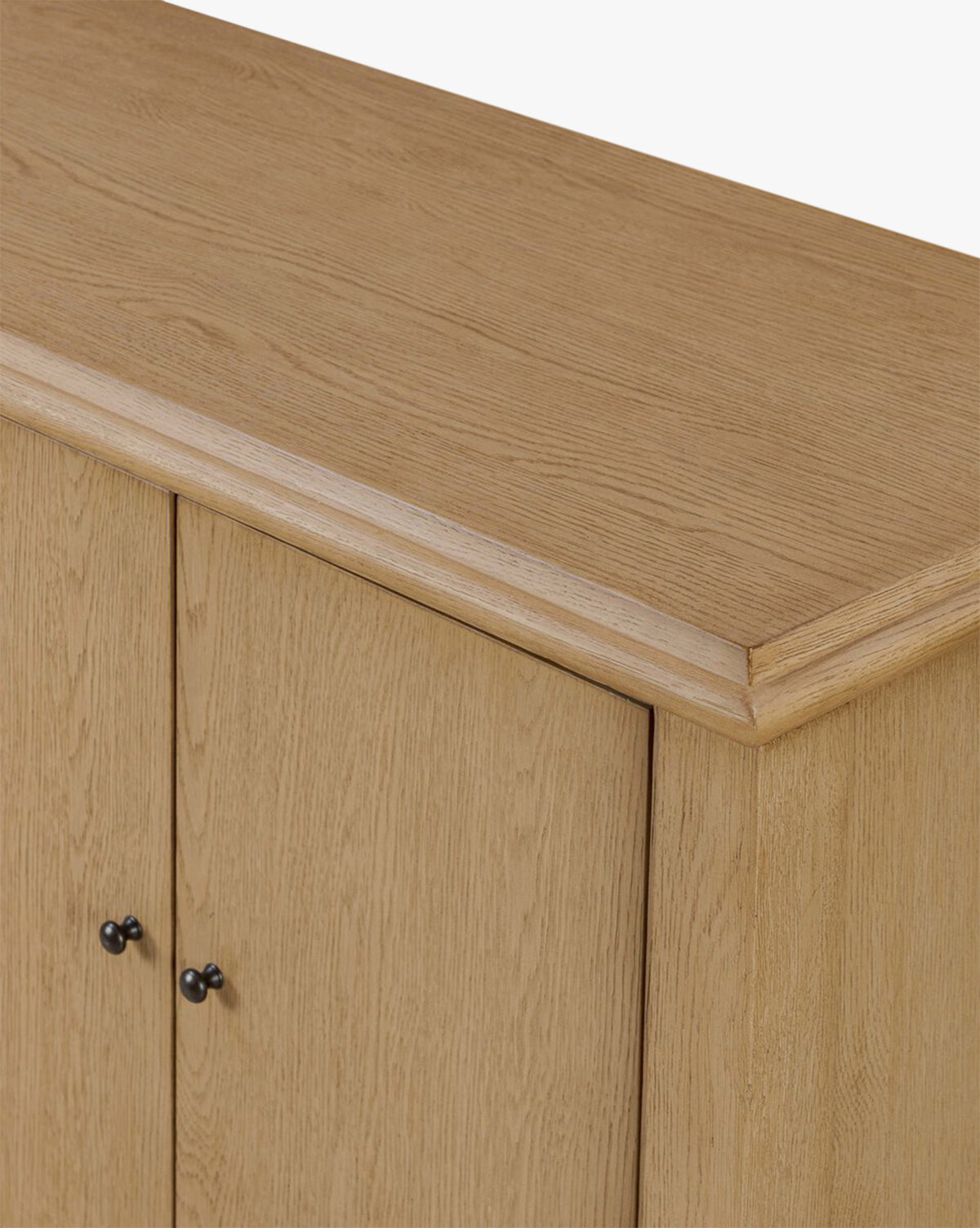 Buffet moderne en bois avec lignes épurées et grand rangement pour salon