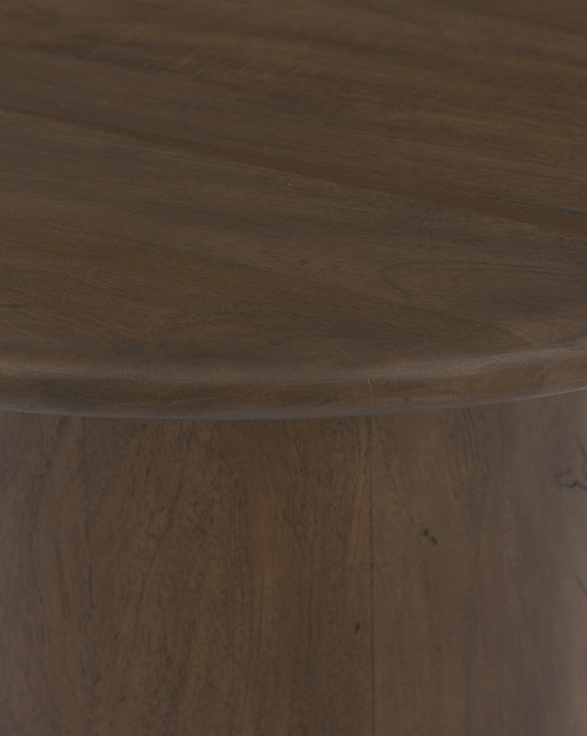 Table d'appoint moderne en bois avec matériaux naturels pour le salon