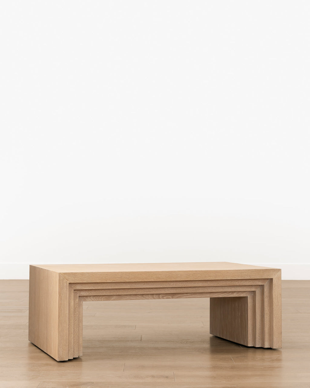 Table basse en bois sculpturale avec silhouette étagée et détails architecturaux pour le salon