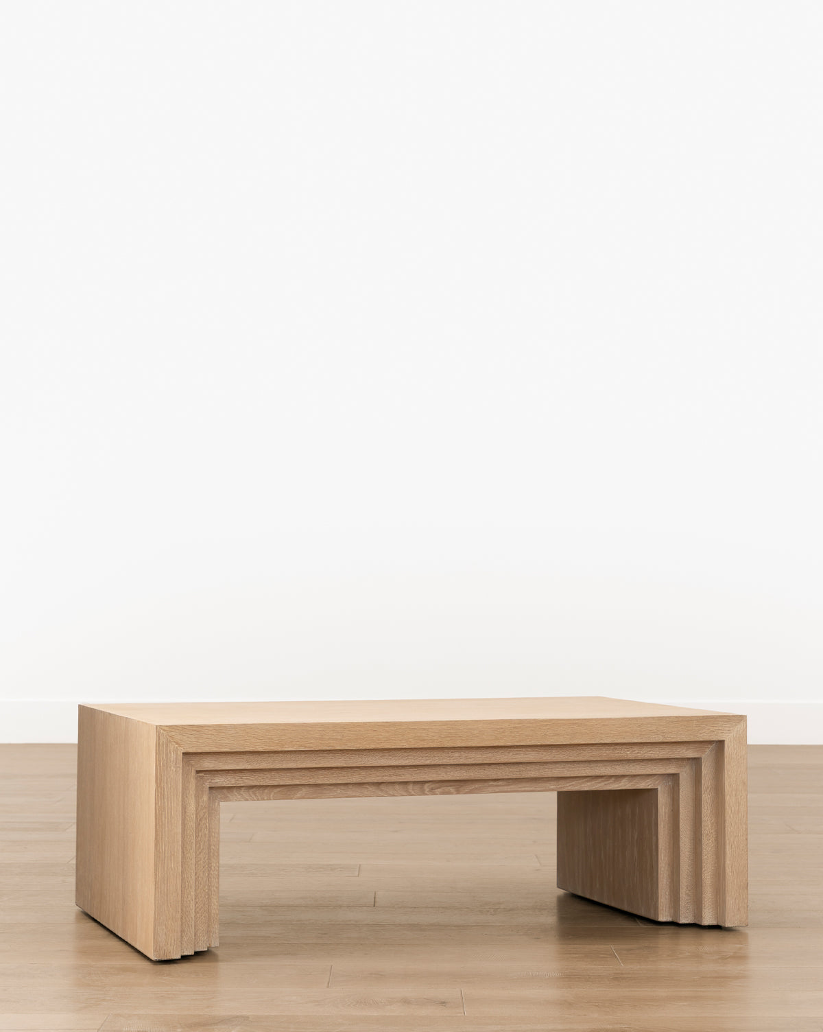 Table basse en bois sculpturale avec silhouette étagée et détails architecturaux pour le salon