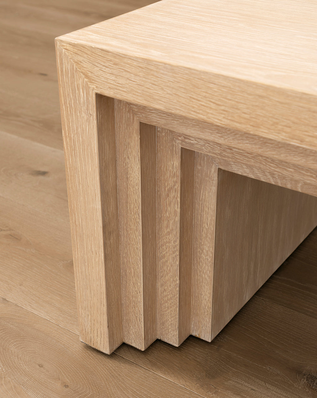 Table basse en bois sculpturale avec silhouette étagée et détails architecturaux pour le salon
