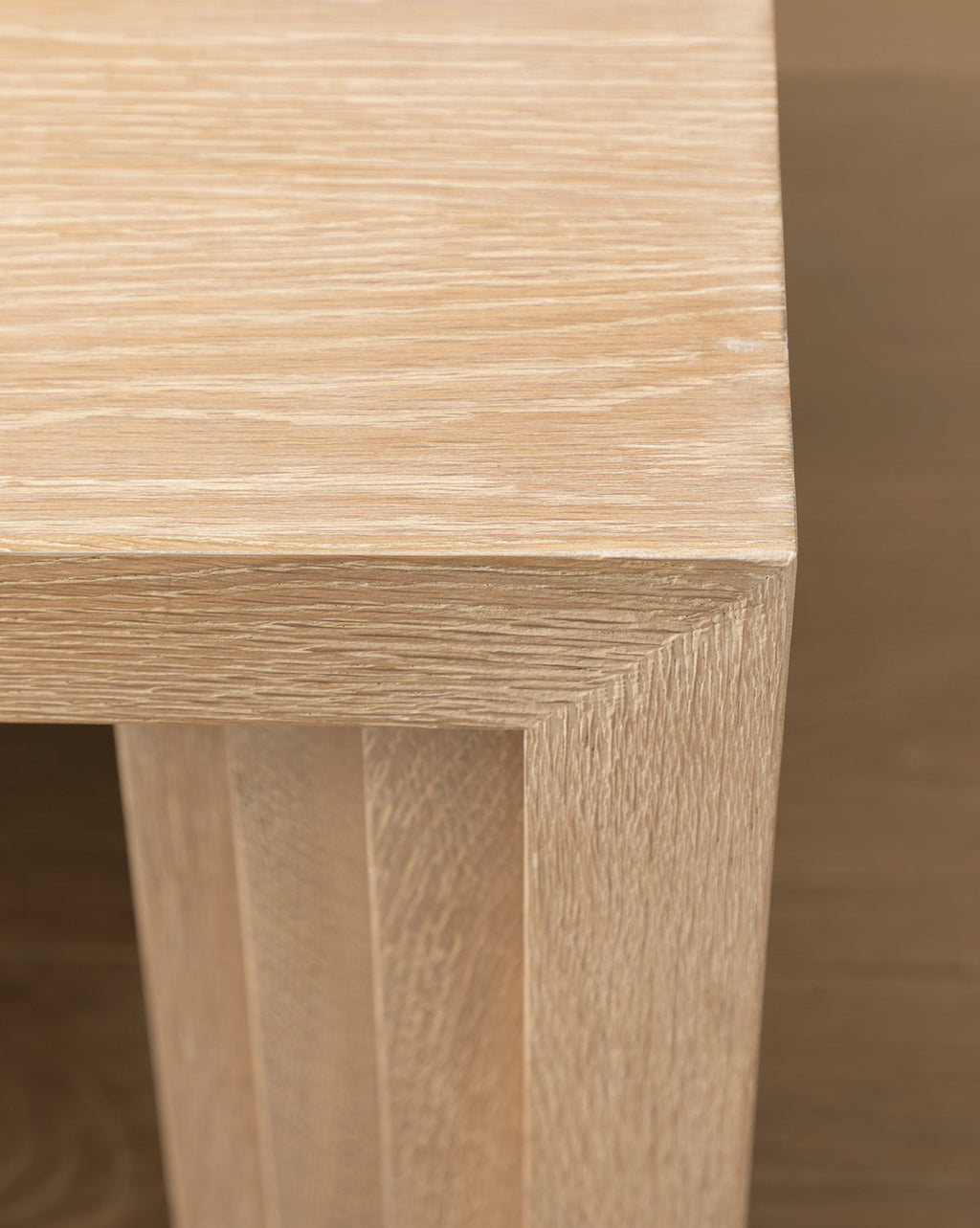 Table basse en bois sculpturale avec silhouette étagée et détails architecturaux pour le salon