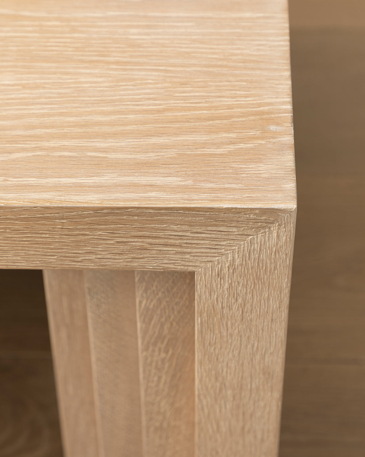 Table basse en bois sculpturale avec silhouette étagée et détails architecturaux pour le salon