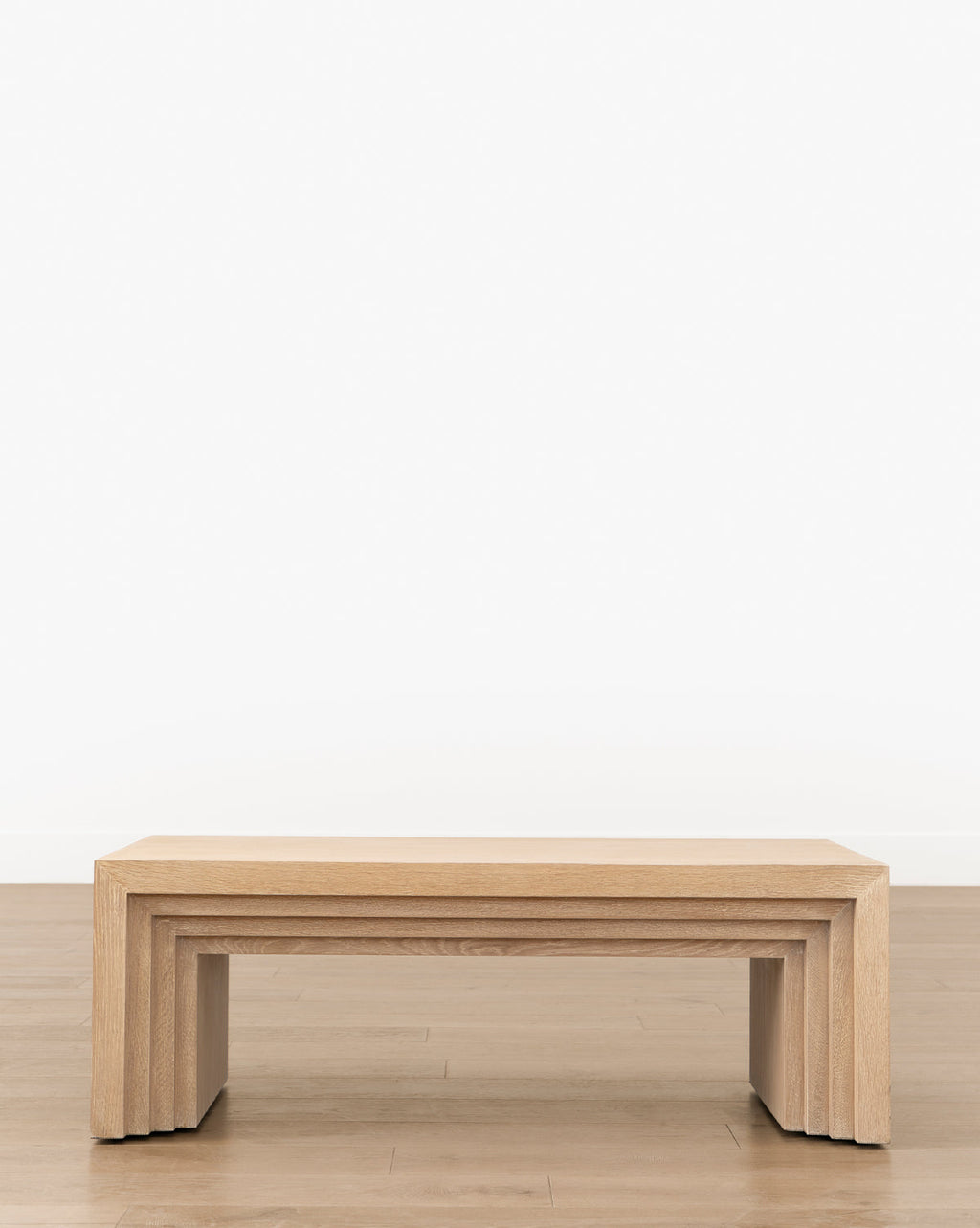 Table basse en bois sculpturale avec silhouette étagée et détails architecturaux pour le salon