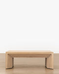 Table basse en bois sculpturale avec silhouette étagée et détails architecturaux pour le salon