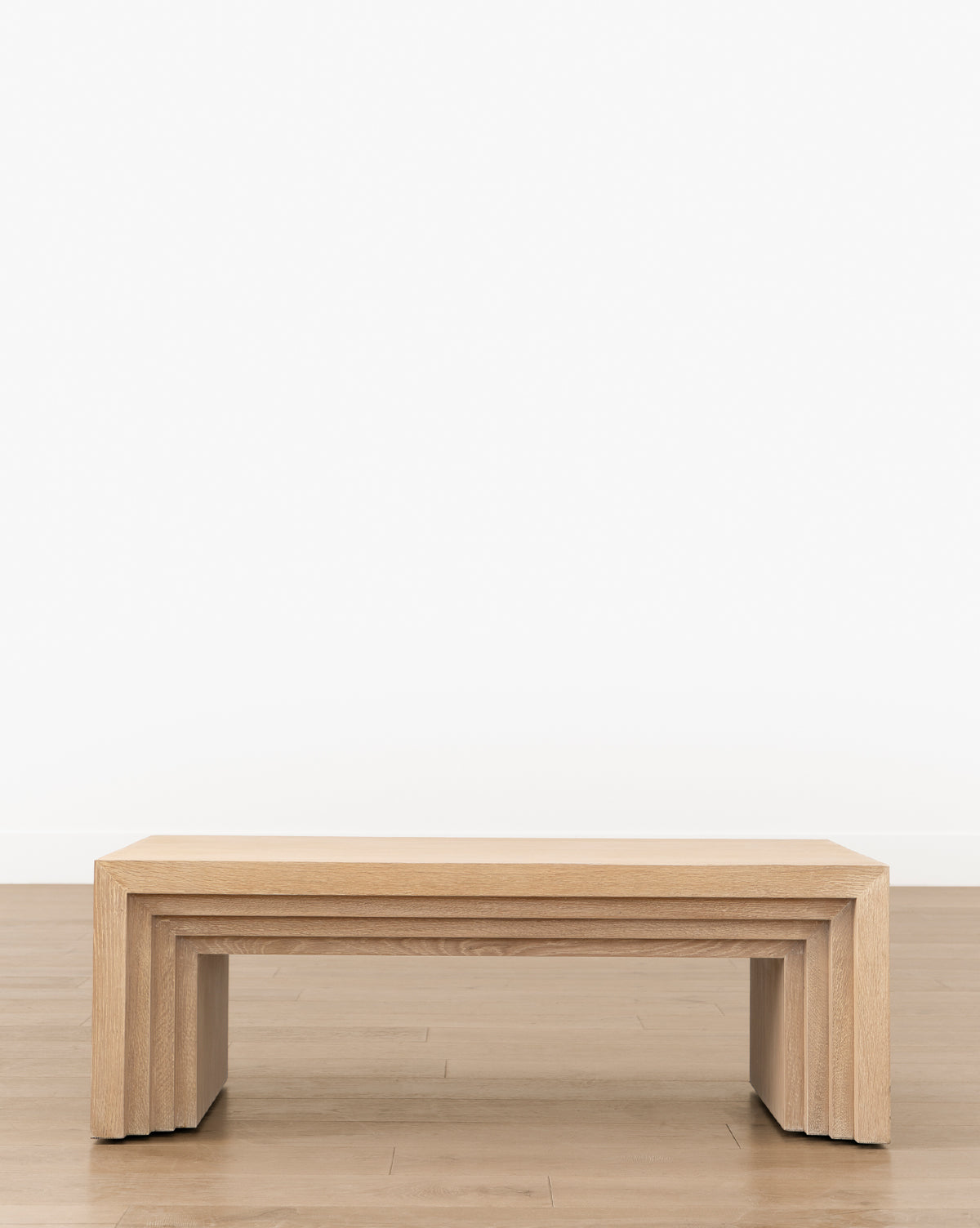 Table basse en bois sculpturale avec silhouette étagée et détails architecturaux pour le salon