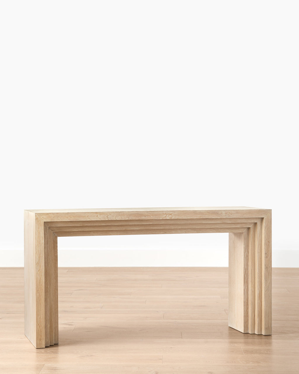 Console en bois sculpturale avec silhouette étagée pour le salon