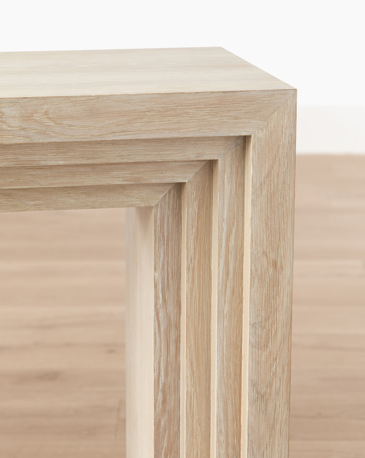 Console en bois sculpturale avec silhouette étagée pour le salon