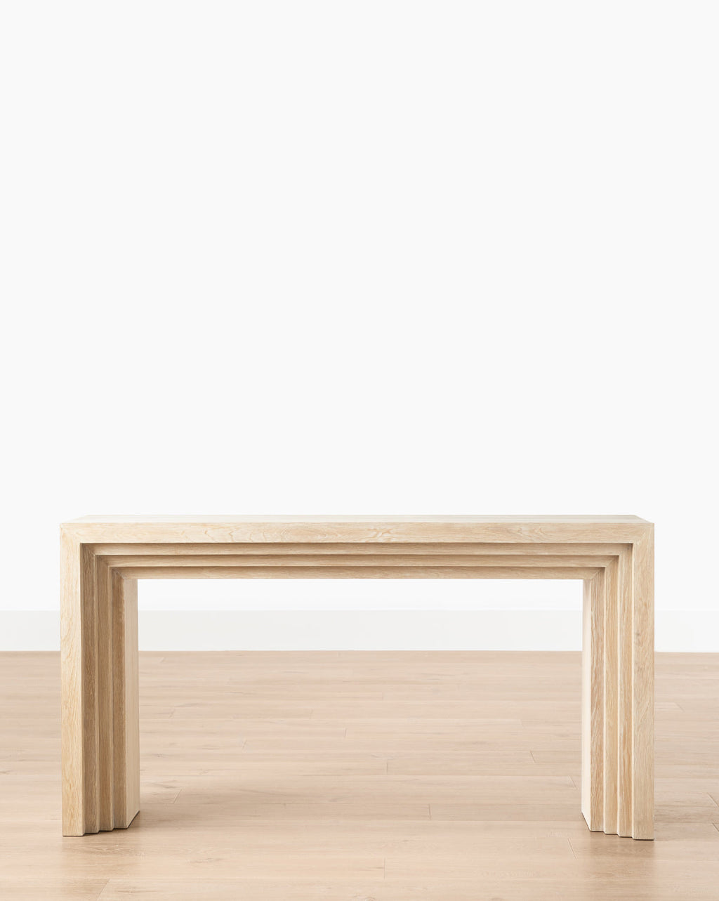 Console en bois sculpturale avec silhouette étagée pour le salon