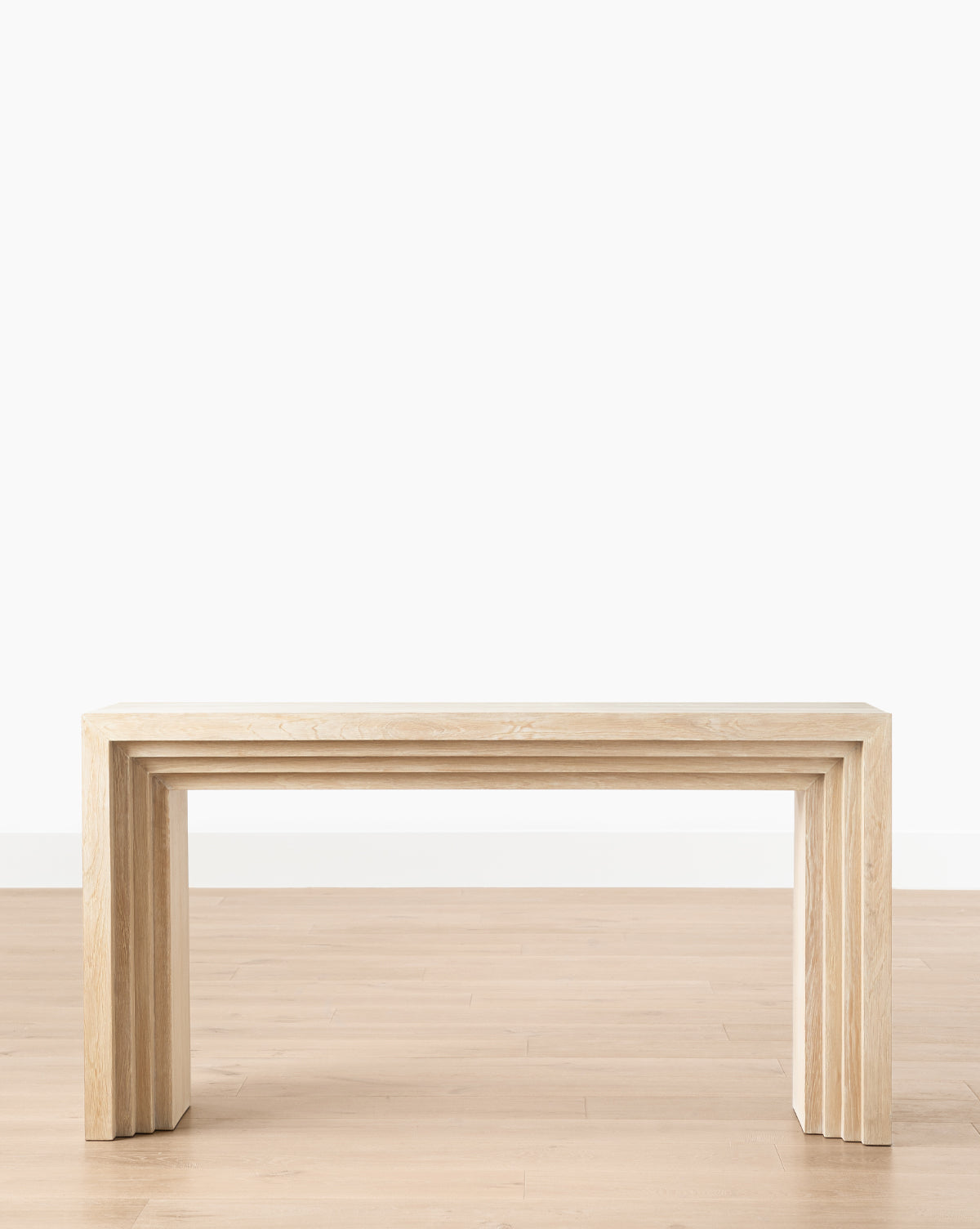 Console en bois sculpturale avec silhouette étagée pour le salon