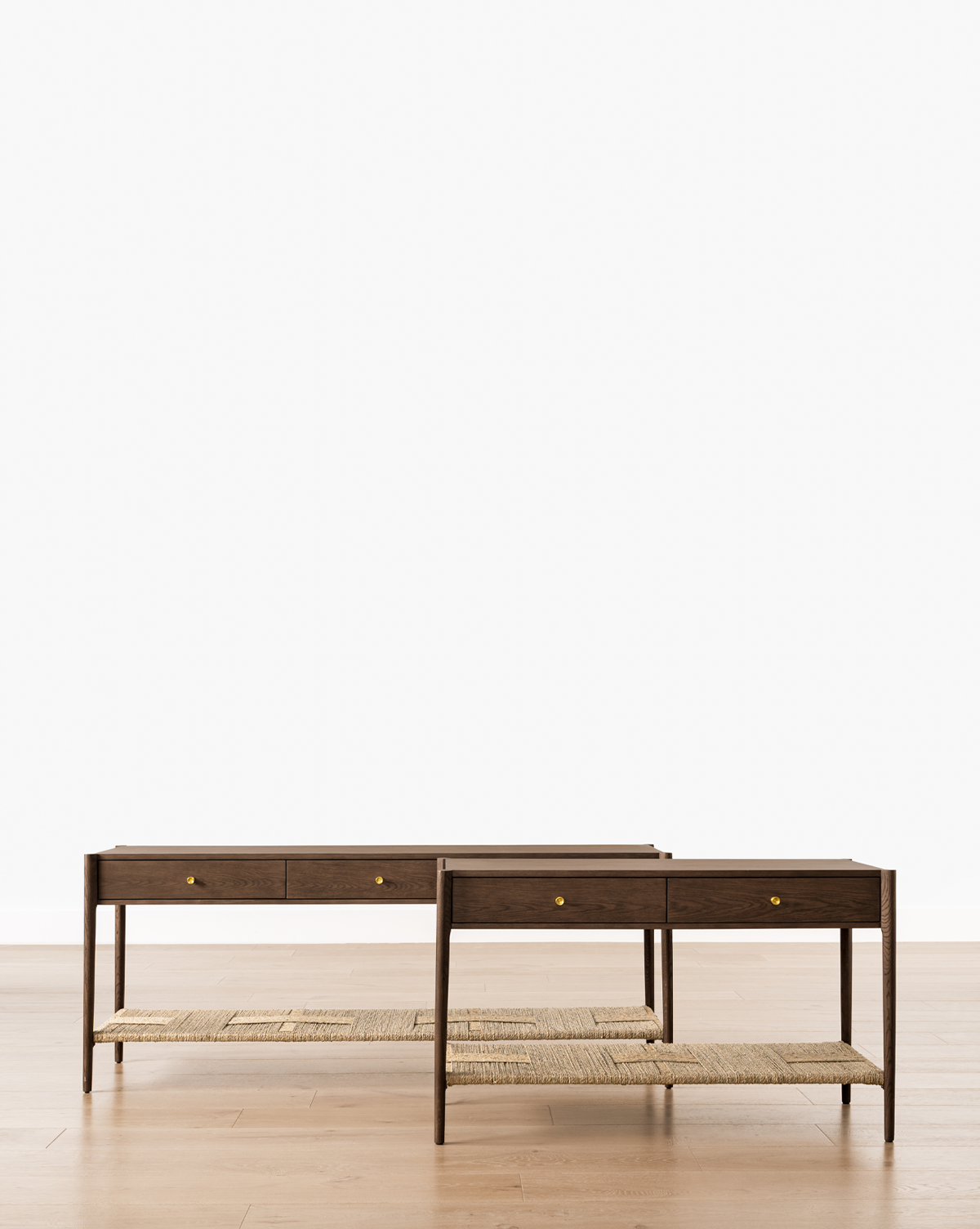 Console moderne en noyer et chêne avec finition chaleureuse pour salon