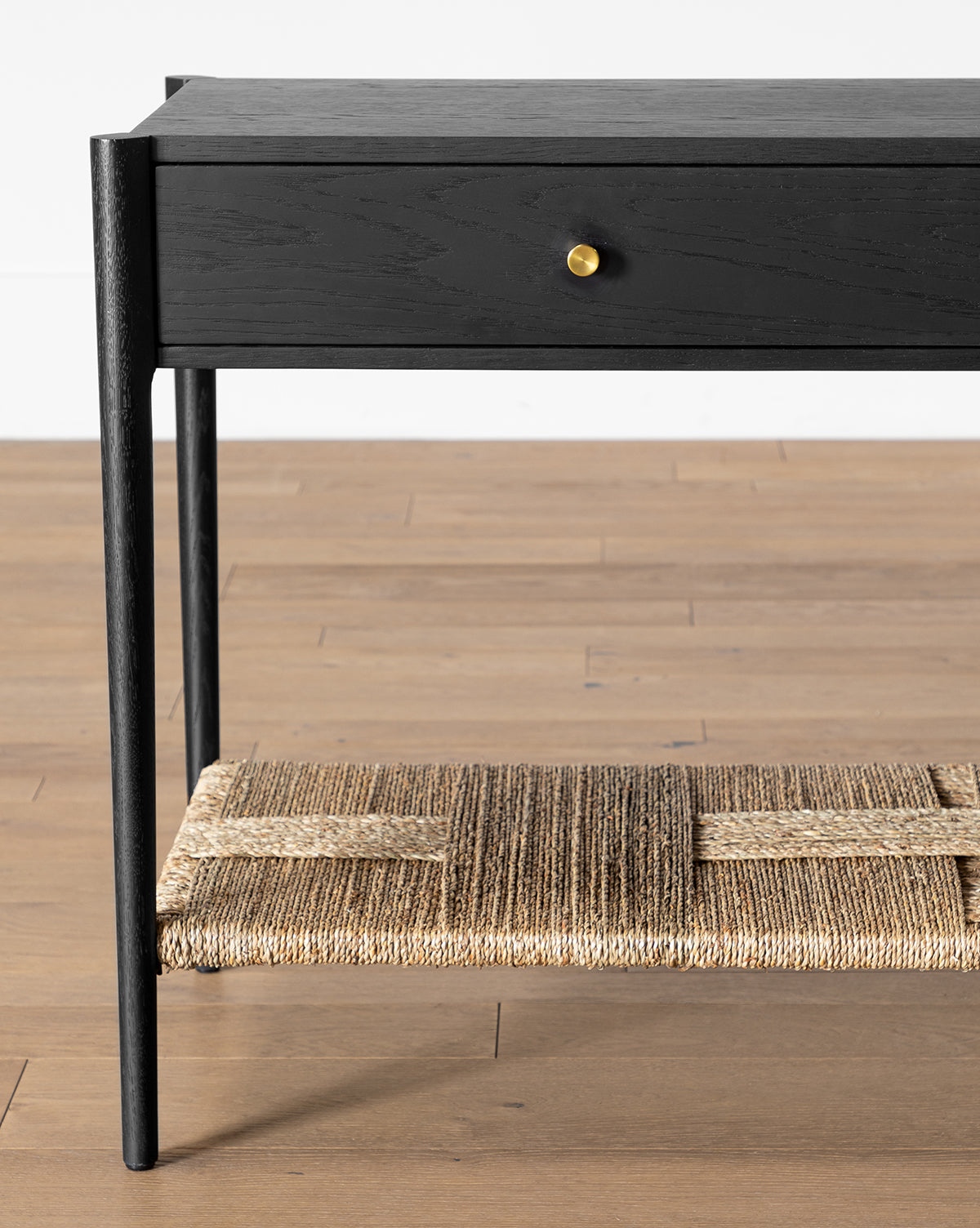 Console en bois moderne aux lignes épurées et au design polyvalent pour le salon