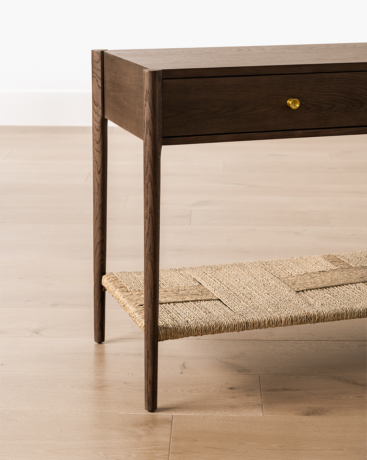 Console moderne en noyer et chêne avec finition chaleureuse pour salon