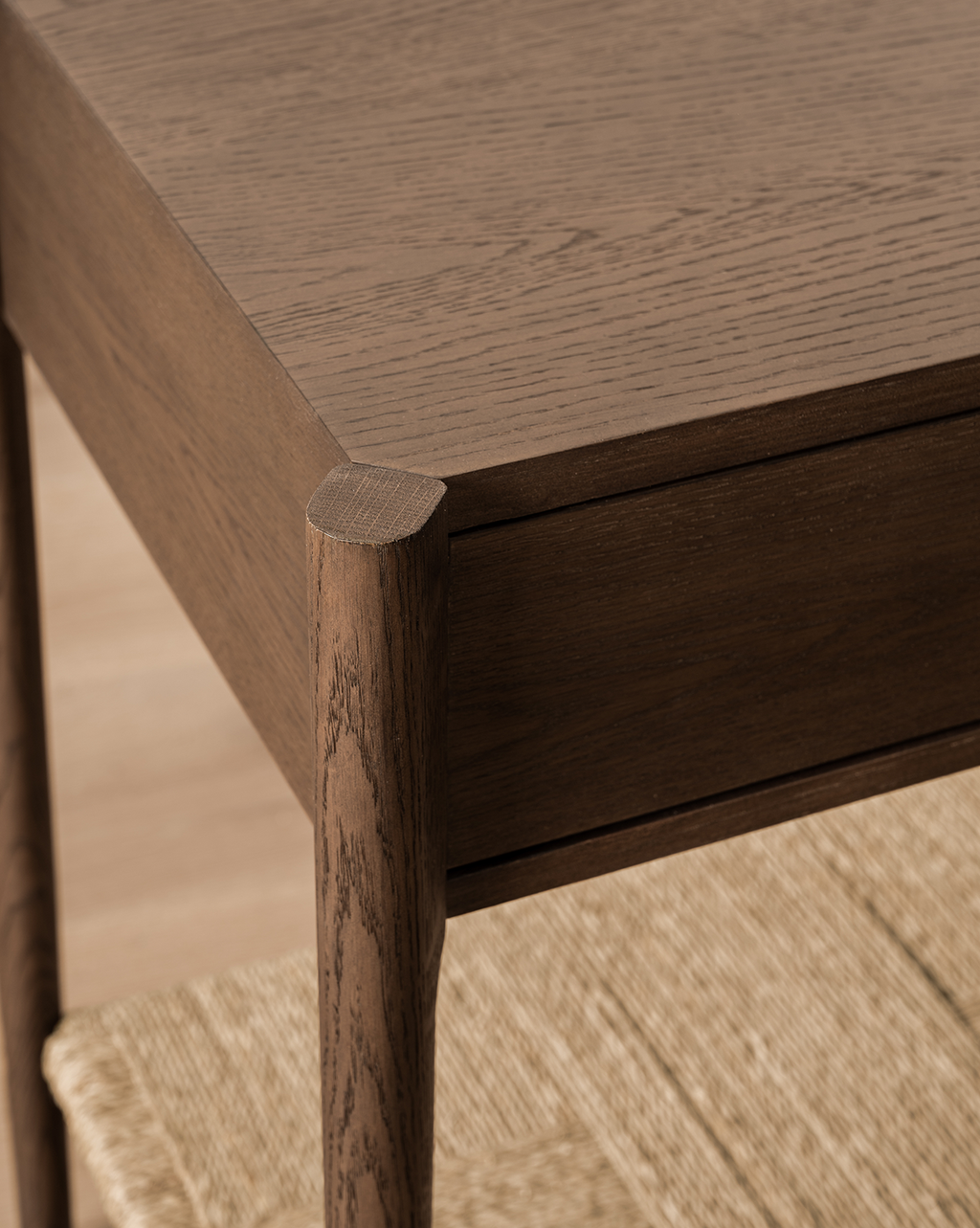 Console moderne en noyer et chêne avec finition chaleureuse pour salon