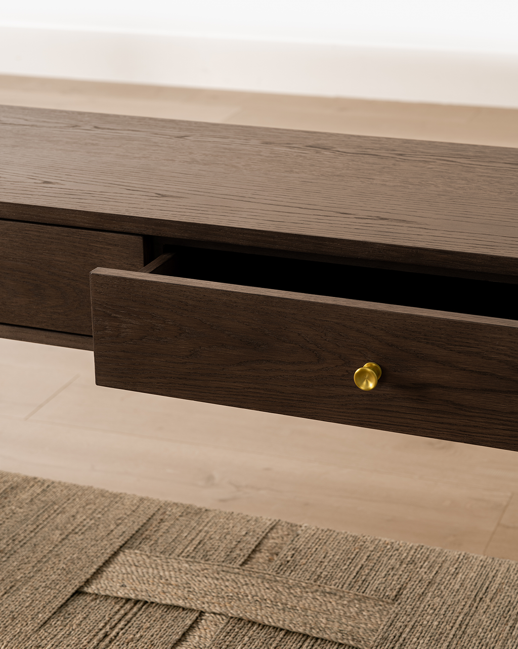 Console moderne en noyer et chêne avec finition chaleureuse pour salon