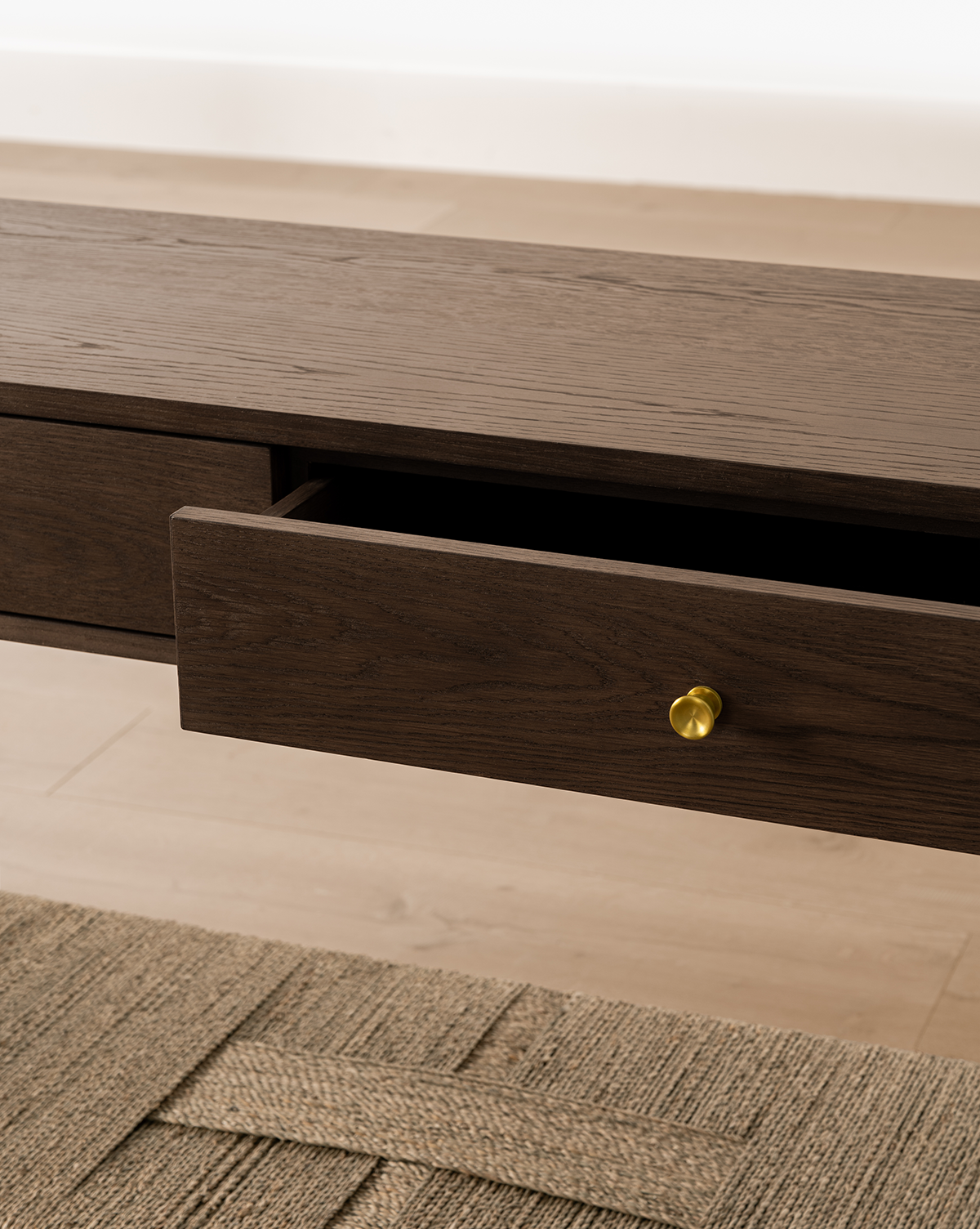 Console moderne en noyer et chêne avec finition chaleureuse pour salon
