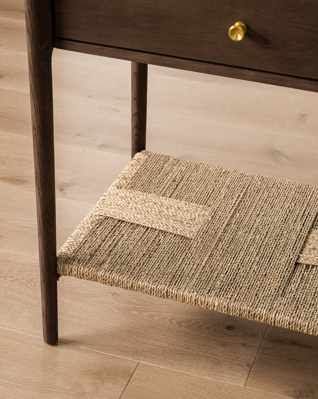 Console moderne en noyer et chêne avec finition chaleureuse pour salon
