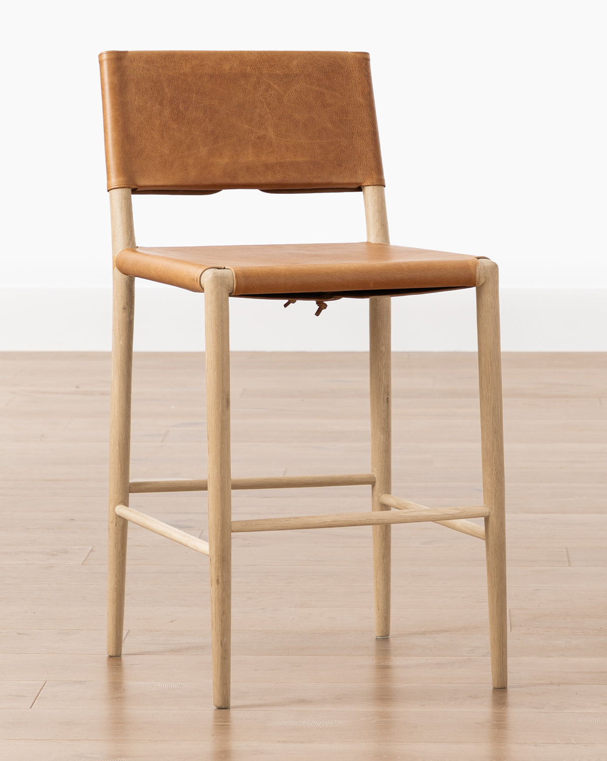 Tabouret de comptoir en bois naturel et cuir avec détails de sangles arrondies pour salle à manger