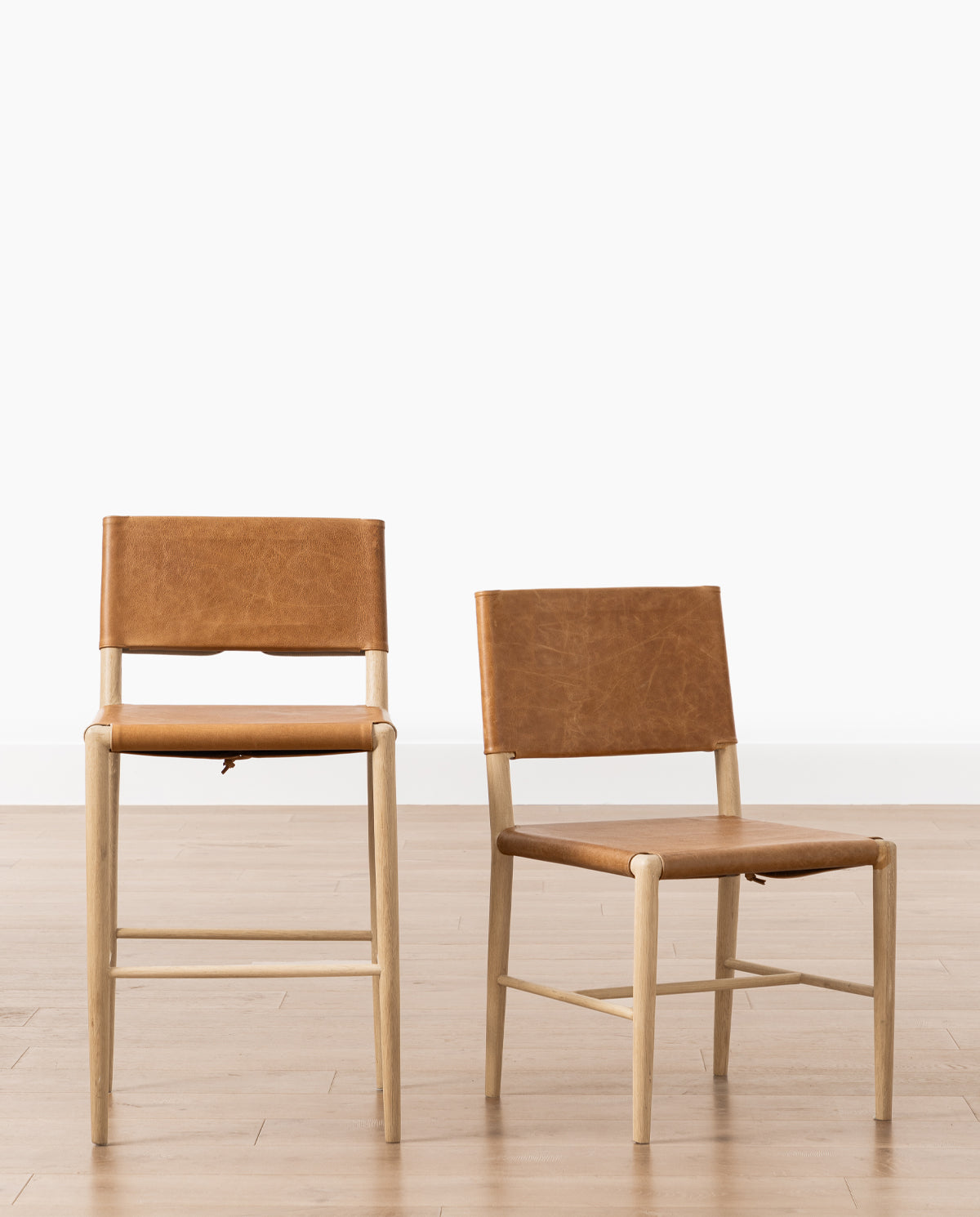 Tabouret de comptoir en bois naturel et cuir avec détails de sangles arrondies pour salle à manger