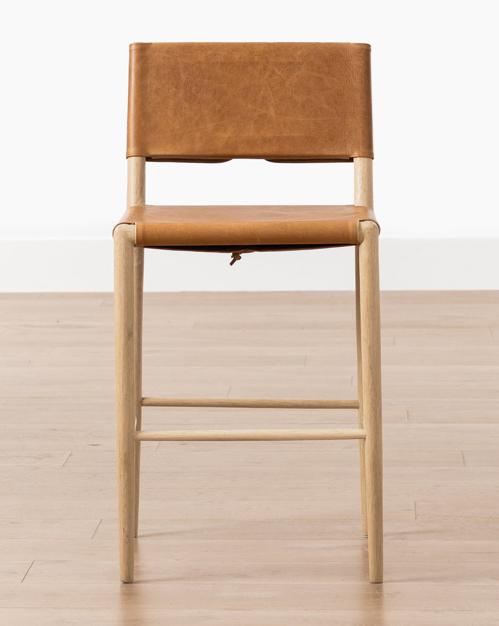 Tabouret de comptoir en bois naturel et cuir avec détails de sangles arrondies pour salle à manger