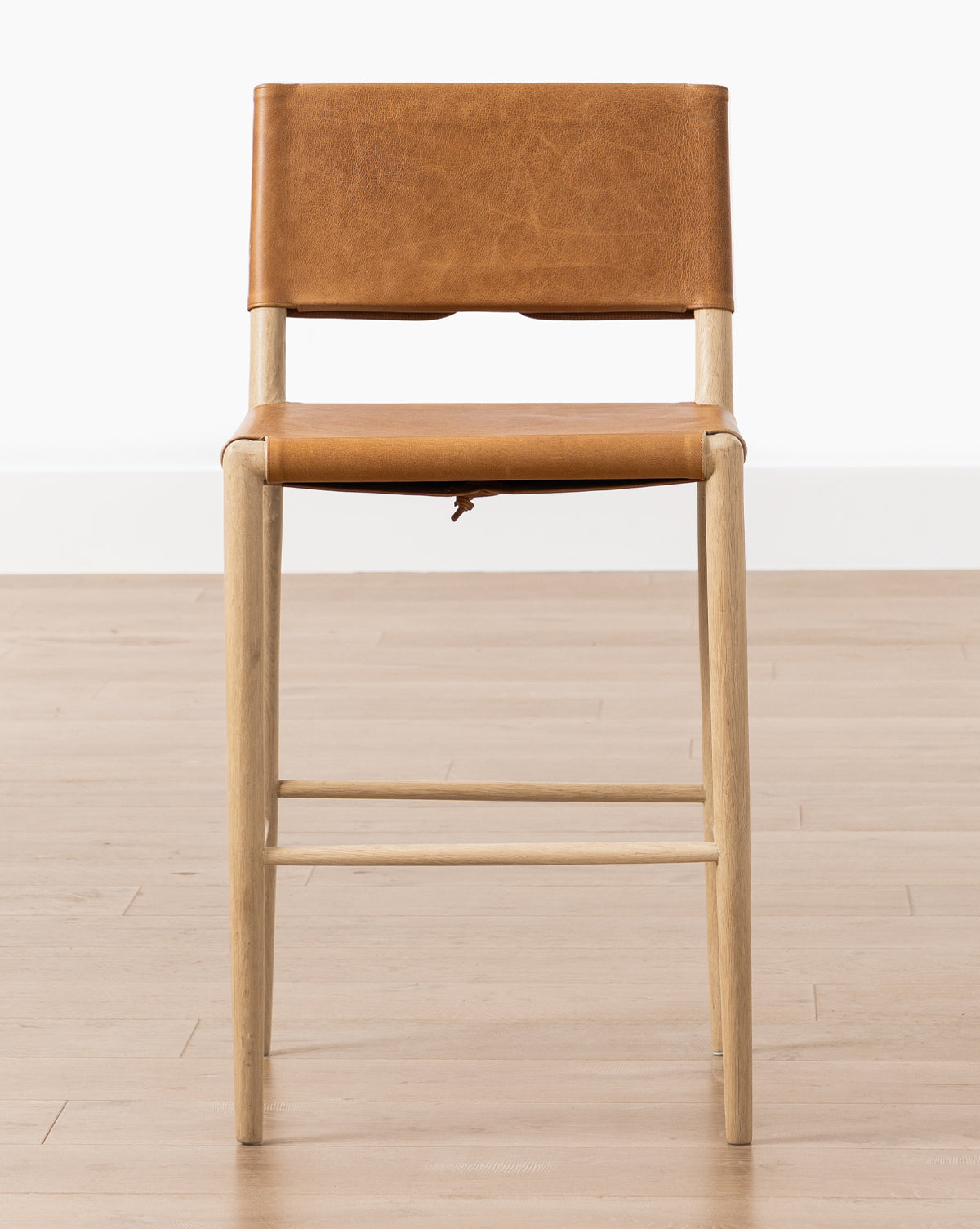 Tabouret de comptoir en bois naturel et cuir avec détails de sangles arrondies pour salle à manger