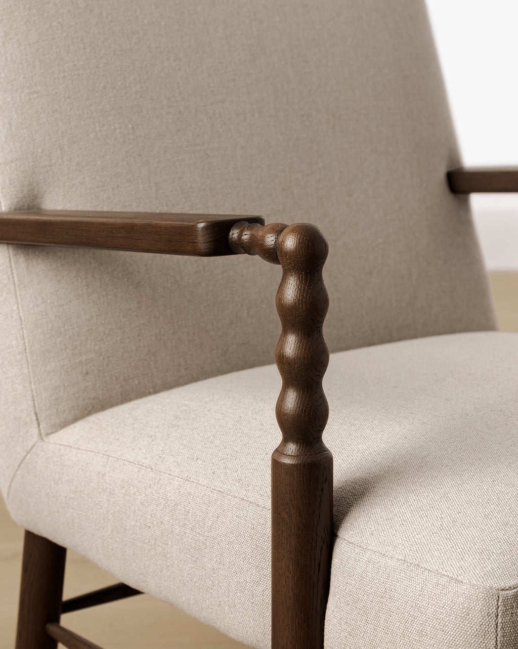 Fauteuil de salon traditionnel en chêne et tissu d'ameublement avec détails en bois tourné pour salon