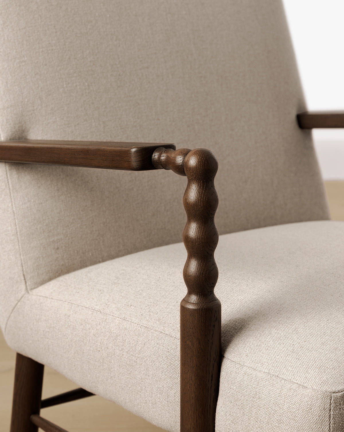 Fauteuil de salon traditionnel en chêne et tissu d'ameublement avec détails en bois tourné pour salon