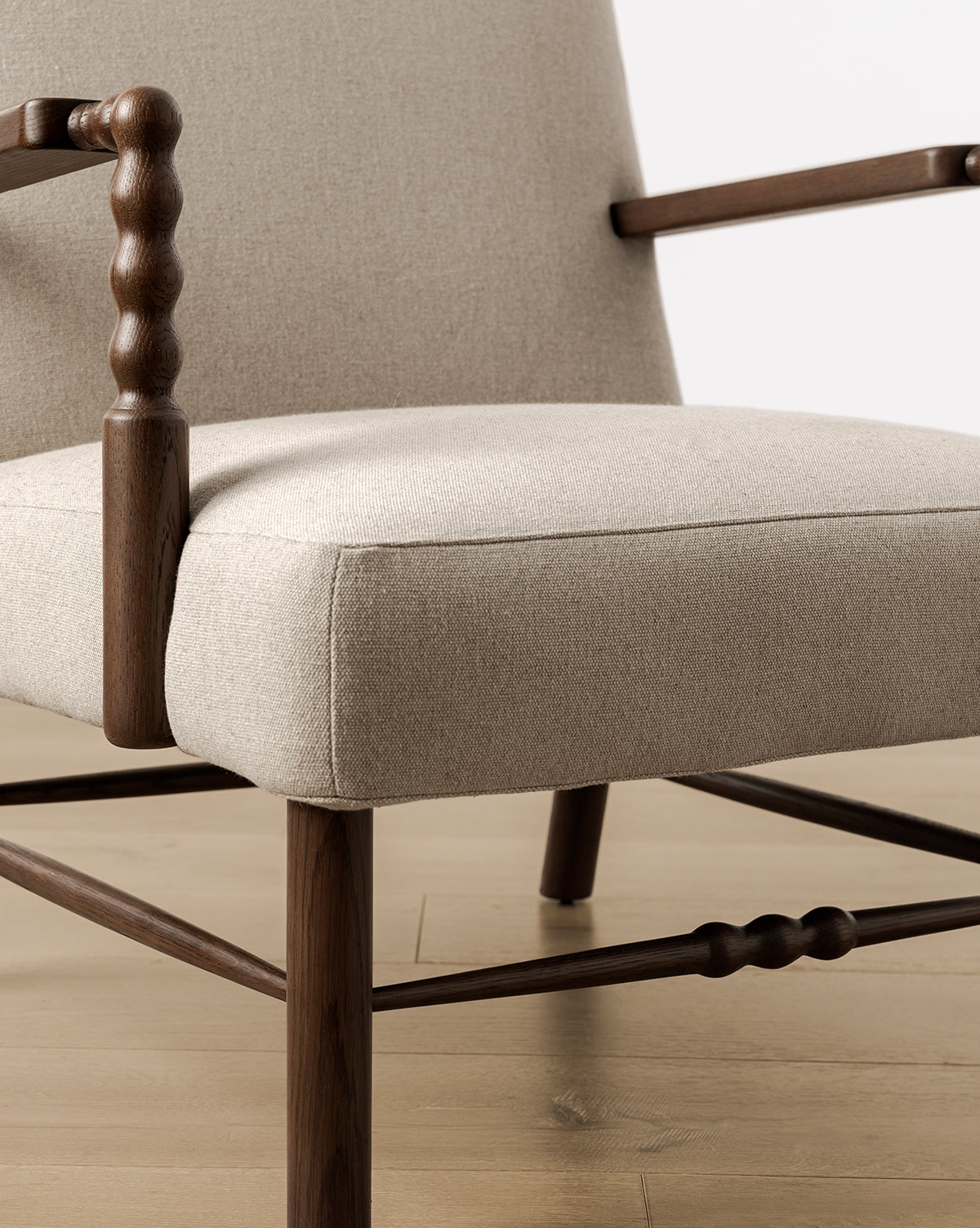Fauteuil de salon traditionnel en chêne et tissu d'ameublement avec détails en bois tourné pour salon