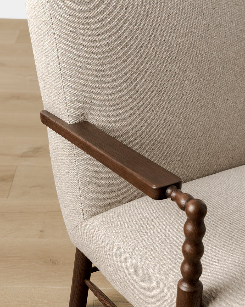Fauteuil de salon traditionnel en chêne et tissu d'ameublement avec détails en bois tourné pour salon