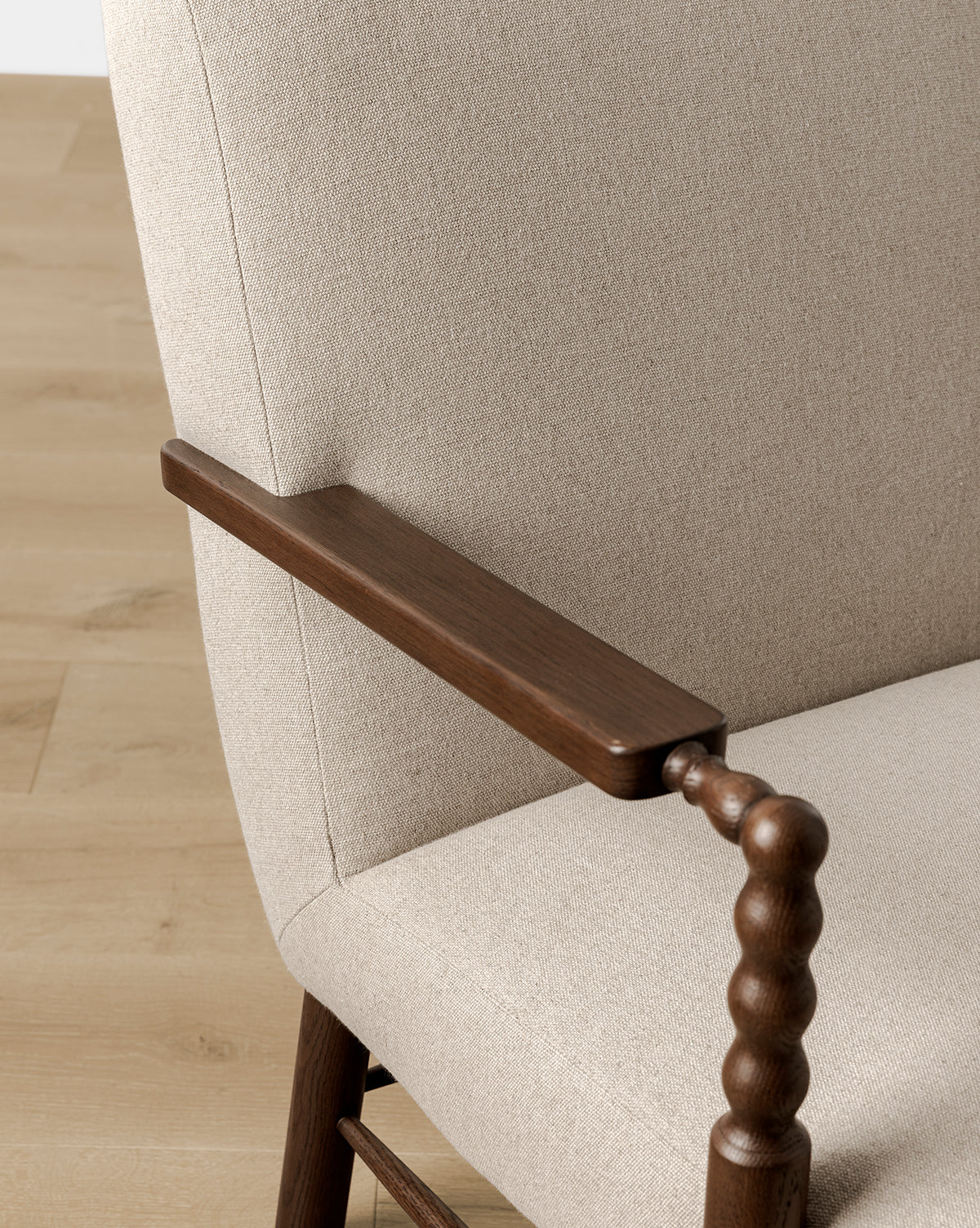 Fauteuil de salon traditionnel en chêne et tissu d'ameublement avec détails en bois tourné pour salon