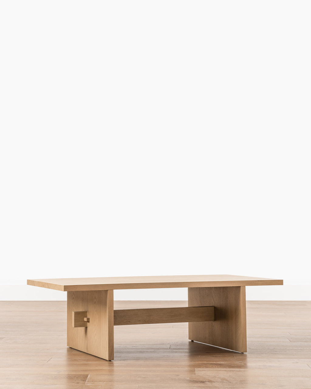 Table basse en chêne blanc moderne avec détails d'assemblage uniques et design aérien pour le salon