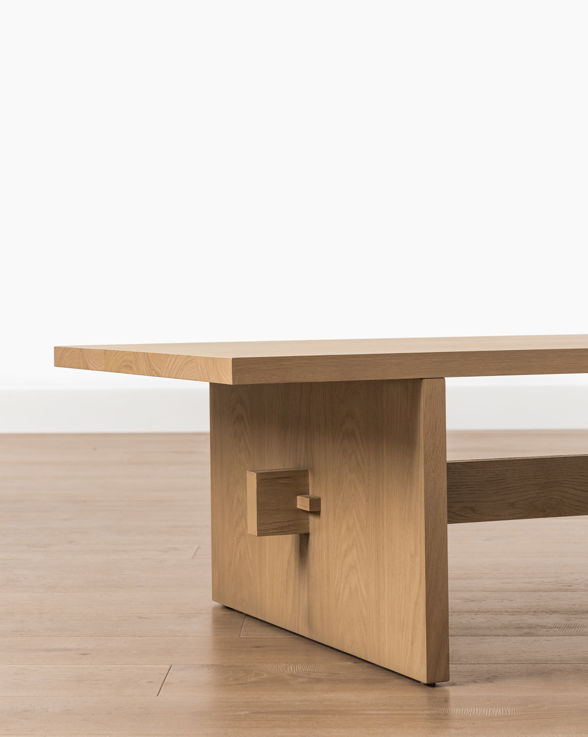 Table basse en chêne blanc moderne avec détails d'assemblage uniques et design aérien pour le salon