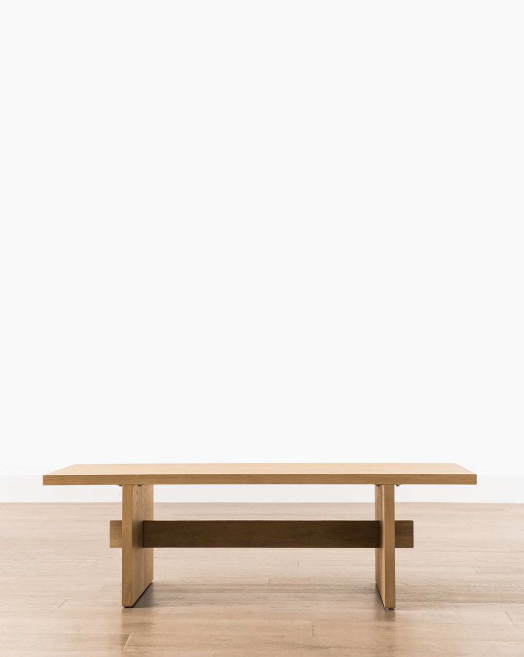 Table basse en chêne blanc moderne avec détails d'assemblage uniques et design aérien pour le salon