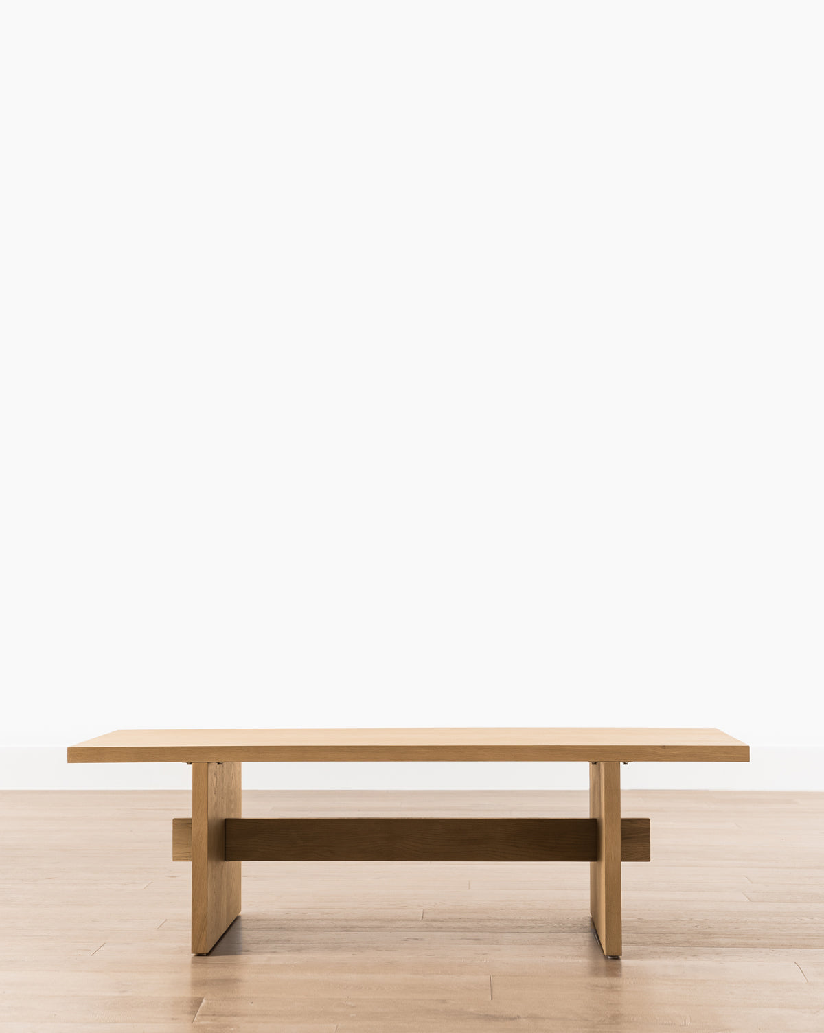 Table basse en chêne blanc moderne avec détails d'assemblage uniques et design aérien pour le salon