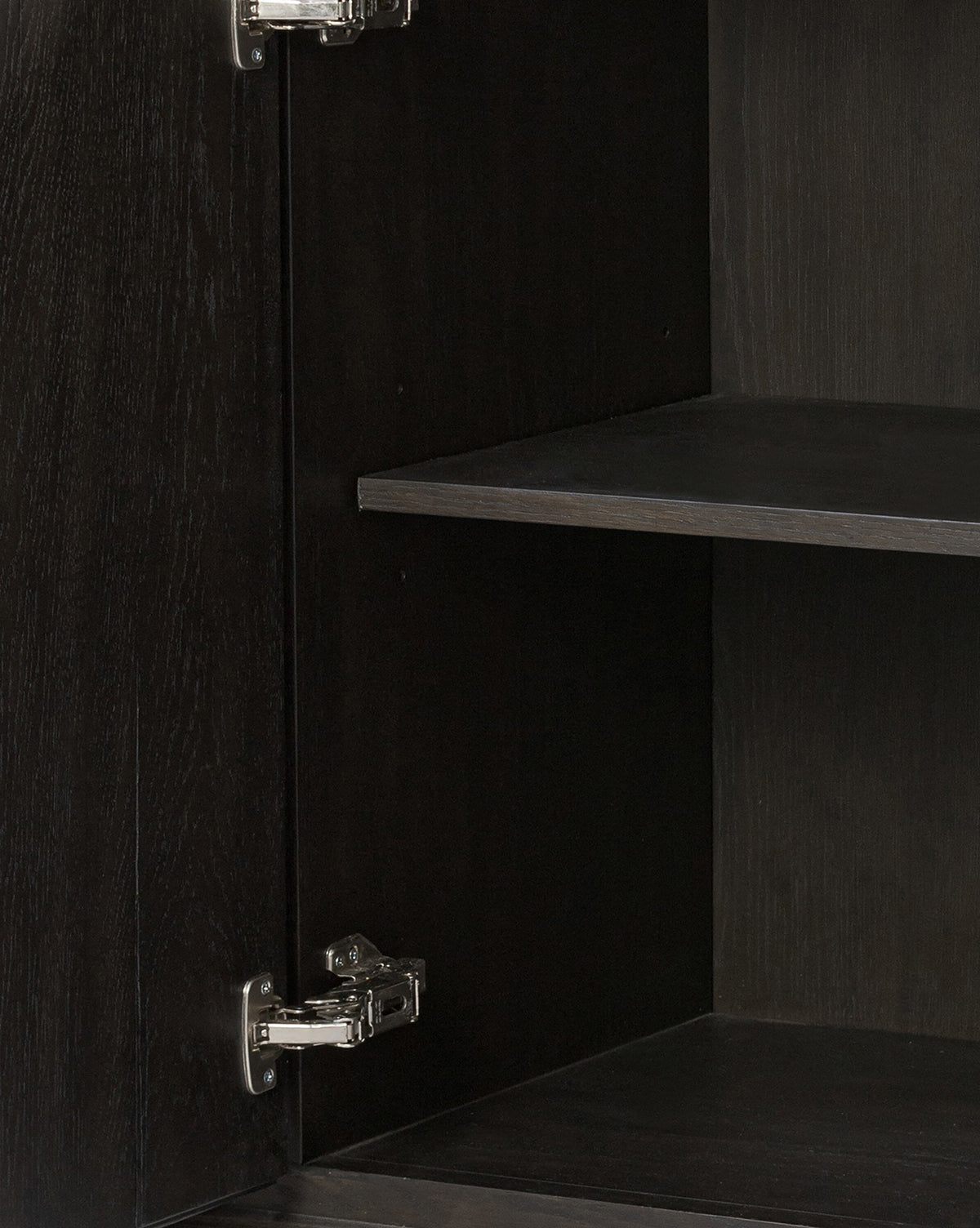 Bahut en chêne moderne avec finition chaleureuse et grand espace de rangement pour le salon