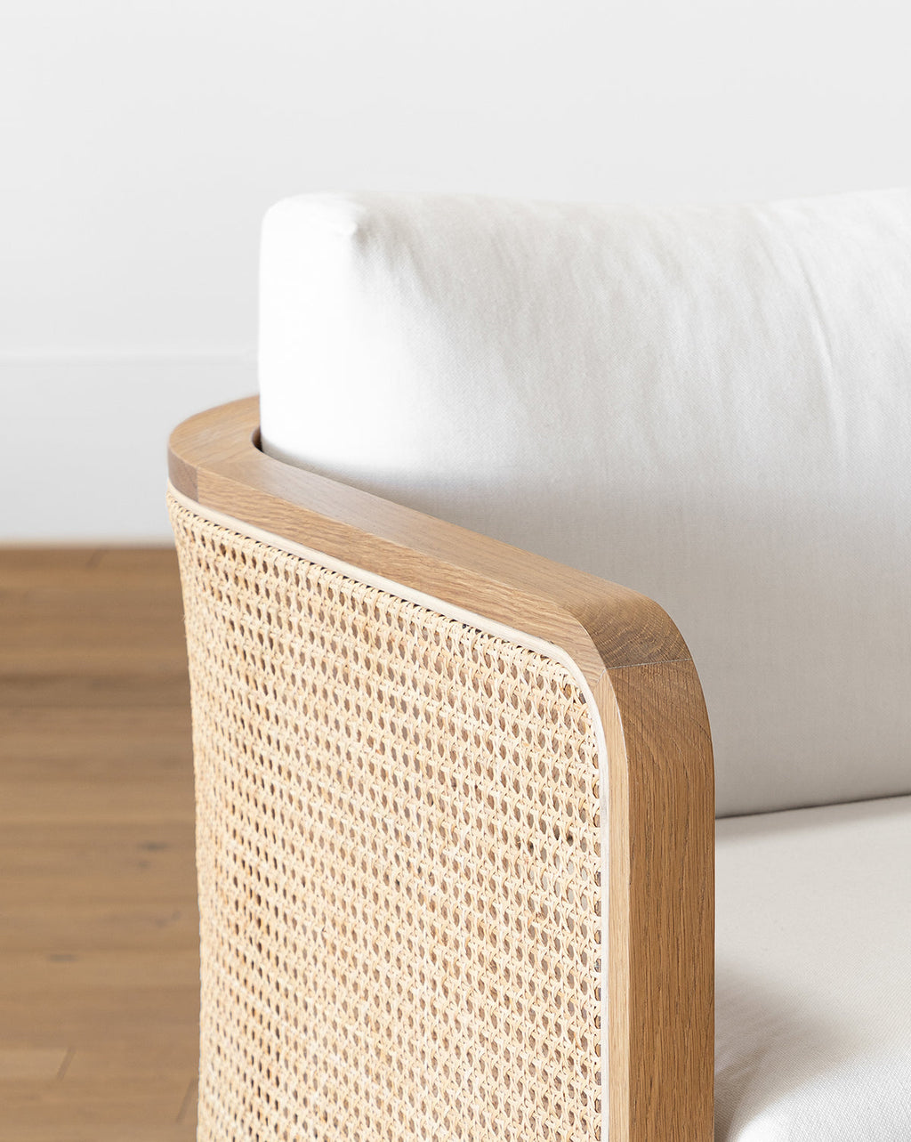 Fauteuil de salon Organic Oak & Cane avec coussin en mélange lin-coton