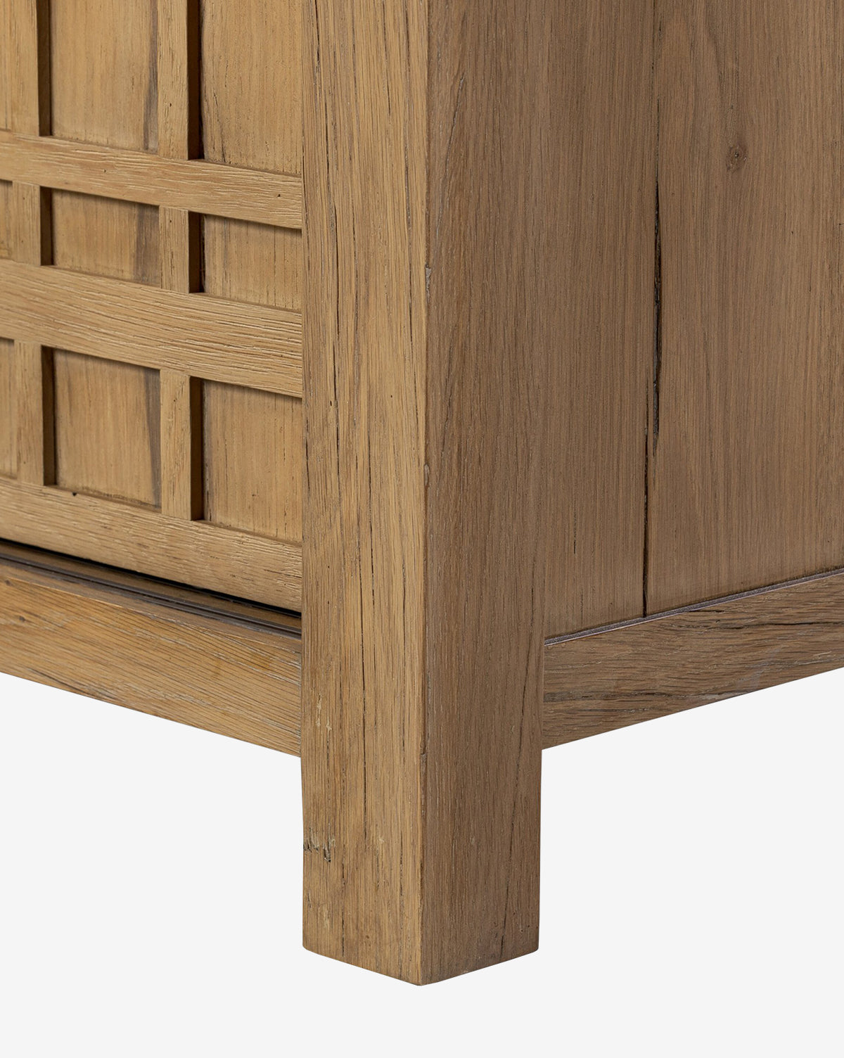 Buffet moderne en chêne aux tons chauds avec rangement pour le salon