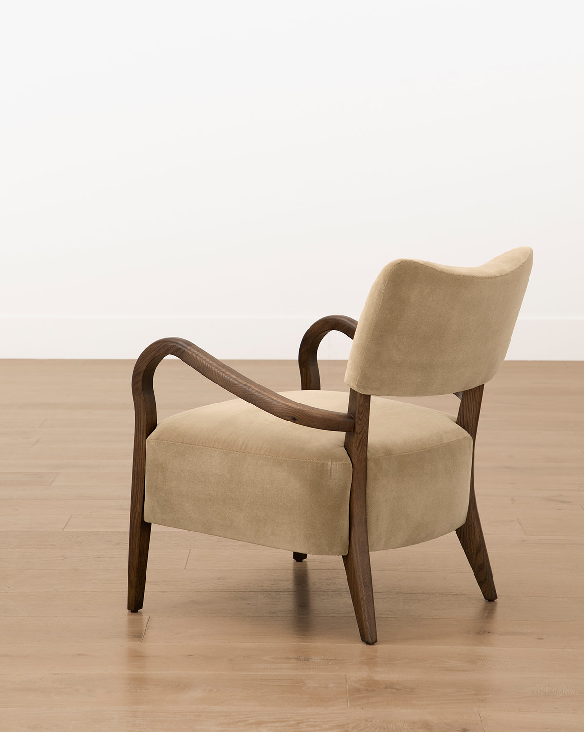 Fauteuil de salon classique rembourré avec cadre en bois sculptural et pieds fuselés pour salon
