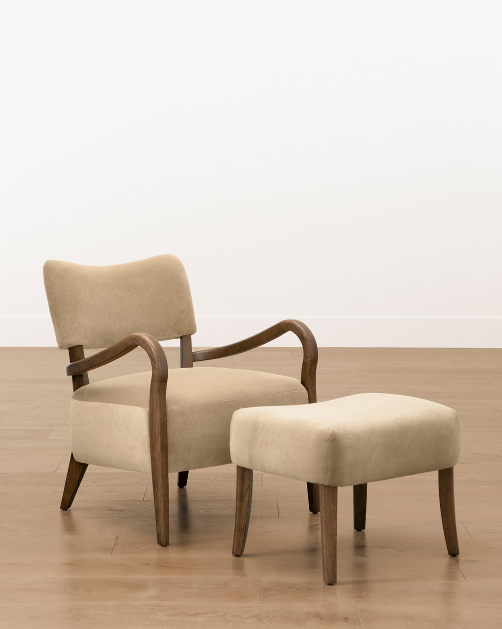 Fauteuil de salon classique rembourré avec cadre en bois sculptural et pieds fuselés pour salon