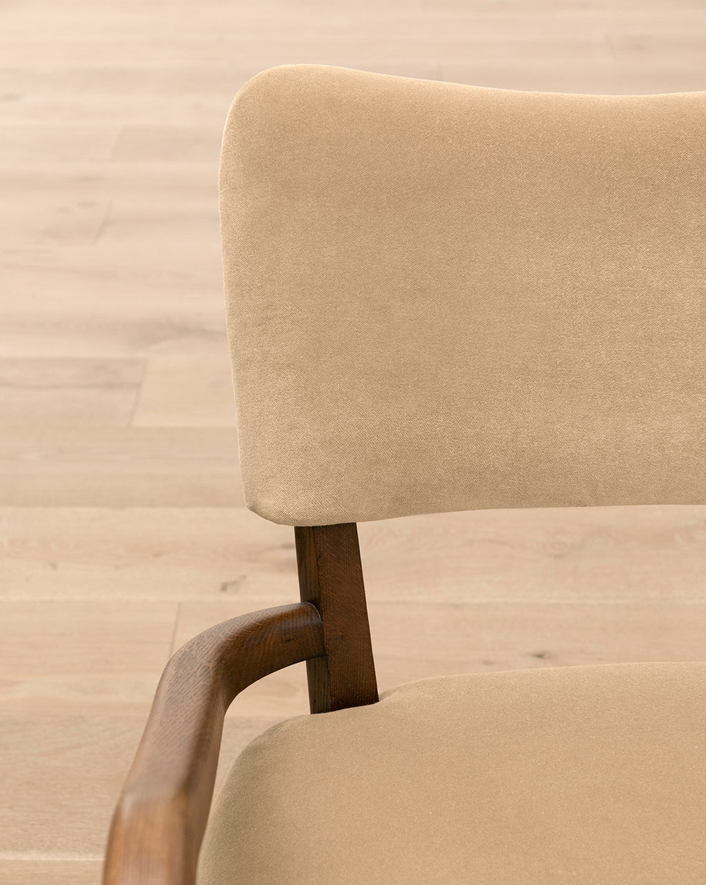 Fauteuil de salon classique rembourré avec cadre en bois sculptural et pieds fuselés pour salon