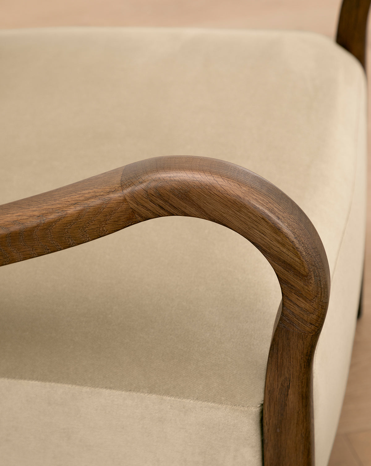 Fauteuil de salon classique rembourré avec cadre en bois sculptural et pieds fuselés pour salon