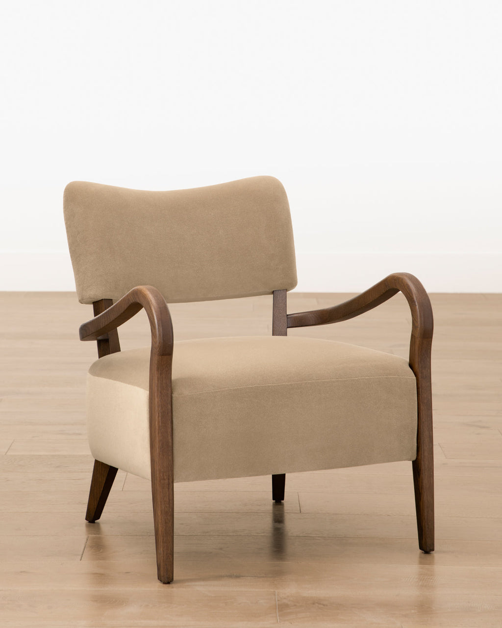 Fauteuil de salon classique rembourré avec cadre en bois sculptural et pieds fuselés pour salon