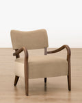 Fauteuil de salon classique rembourré avec cadre en bois sculptural et pieds fuselés pour salon